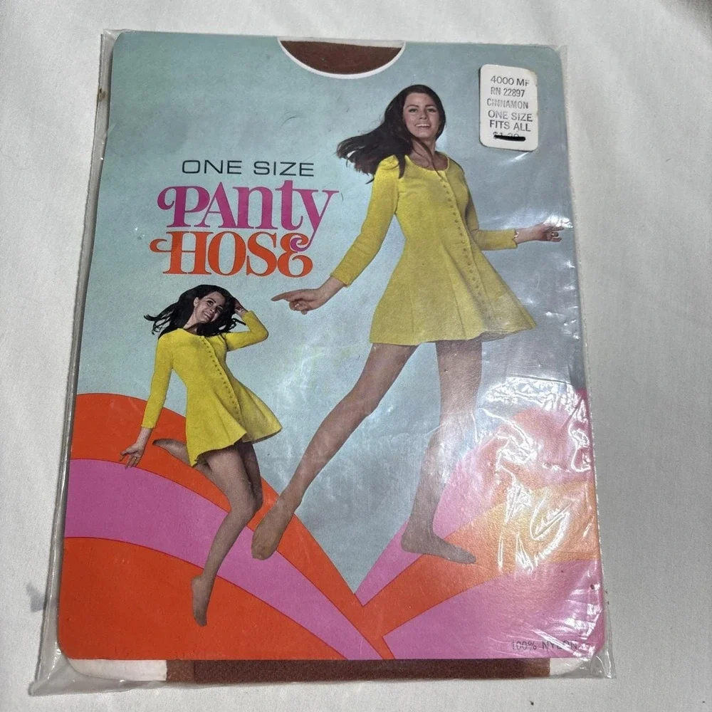 Vintage 1970s Taupe Stretch Nylon Pantyhose W/ Model One Size Cinnamon‎